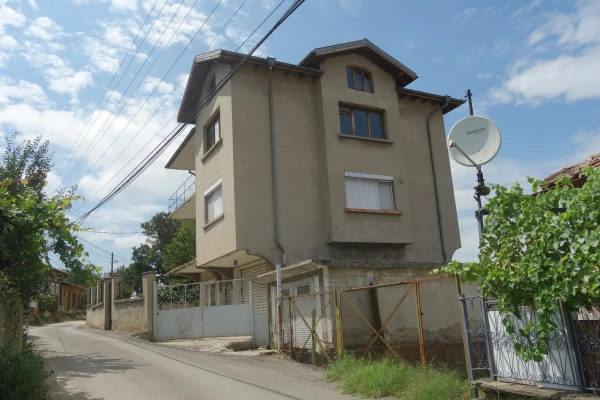 КЪЩА, 375 m2