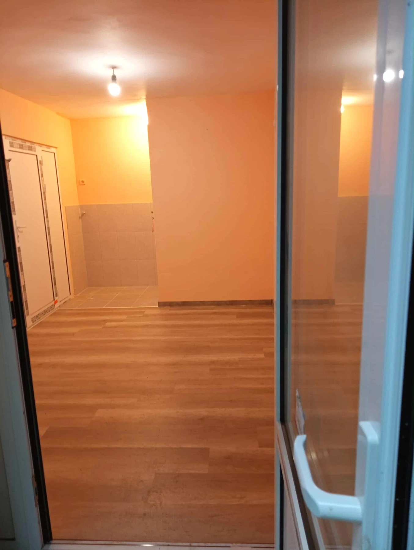 Под наем МАГАЗИН, град Бургас, Братя Миладинови • 180 € / 352.05 лв. • 48078247 1